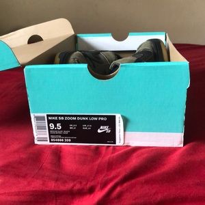 Nike SB Dunk sz.9.5 lightly worn Camo print very stylish and comfortable.